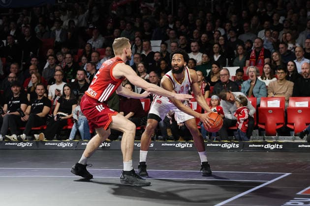 Davion Mintz (Fitness First Wuerzburg Baskets, 10) mit Niels Giffey (FC Bayern Basketball, 05), GER, FC Bayern Basketball vs. Fitness First Wuerzburg Baskets, Basketball, easycredit Basketball Bundesliga, 17. Spieltag, Saison 2025 2026, 25.01.2026, GER, FC Bayern Basketball vs. Fitness First Wuerzburg Baskets, Basketball, easycredit Basketball Bundesliga, 17. Spieltag, Saison 2025 2026, 25.01.2026 Muenchen Copyright: xEibner-Pressefoto JennixMaulx EP_JML