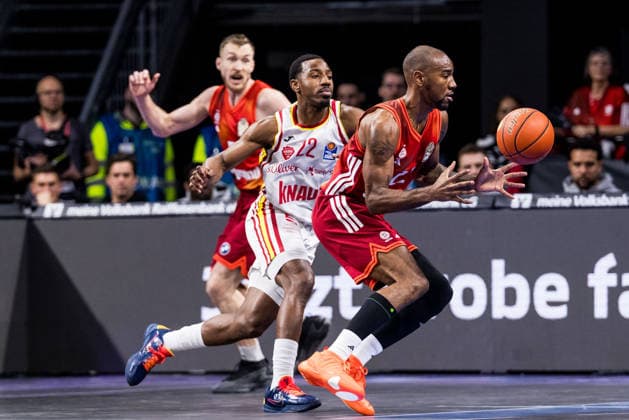 easyCredit Basketball Bundesliga, FC Bayern München - Fitness First Würzburg Baskets; 25.01.2026 Jonathan Stove (Fitness First Würzburg Baskets, 22), Isiaha Mike (FC Bayern München, 22) am Ball easyCredit Basketball Bundesliga, FC Bayern München - Fitness First Würzburg Baskets; München, BMW Park am 25.01.2026 Copyright: xBEAUTIFULxSPORTS Wunderlx