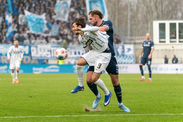 25.01.2026, xdaymx, Fussball 2.Bundesliga, SV Elversberg - VfL Bochum vl. Otto Emerson, Stange (Elversberg) im umgekämpften Zweikampf mit Philipp Strompf (Bochum) (DFL DFB REGULATIONS PROHIBIT ANY USE OF PHOTOGRAPHS as IMAGE SEQUENCES and or QUASI-VIDEO) Elversberg