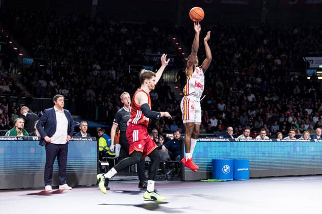 easyCredit Basketball Bundesliga, FC Bayern München - Fitness First Würzburg Baskets; 25.01.2026 Andreas Andi Obst (FC Bayern München, 13), Marcus Carr (Fitness First Würzburg Baskets, 5) im Wurf, Dreier, Dreipunktewurf easyCredit Basketball Bundesliga, FC Bayern München - Fitness First Würzburg Baskets; München, BMW Park am 25.01.2026 Copyright: xBEAUTIFULxSPORTS Wunderlx