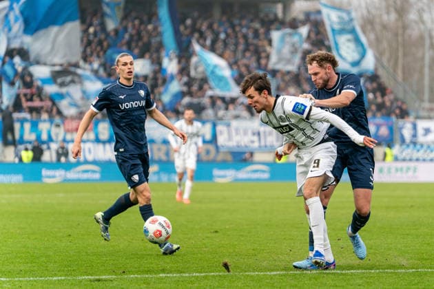 25.01.2026, xdaymx, Fussball 2.Bundesliga, SV Elversberg - VfL Bochum vl. Otto Emerson, Stange (Elversberg) im umgekämpften Zweikampf mit Philipp Strompf (Bochum) (DFL DFB REGULATIONS PROHIBIT ANY USE OF PHOTOGRAPHS as IMAGE SEQUENCES and or QUASI-VIDEO) Elversberg