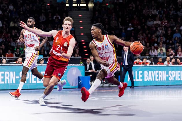 easyCredit Basketball Bundesliga, FC Bayern München - Fitness First Würzburg Baskets; 25.01.2026 Justus Hollatz (FC Bayern München, 21), Marcus Carr (Fitness First Würzburg Baskets, 5) am Ball easyCredit Basketball Bundesliga, FC Bayern München - Fitness First Würzburg Baskets; München, BMW Park am 25.01.2026 Copyright: xBEAUTIFULxSPORTS Wunderlx