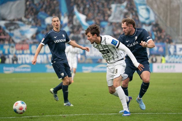 25.01.2026, xdaymx, Fussball 2.Bundesliga, SV Elversberg - VfL Bochum vl. Otto Emerson, Stange (Elversberg) im umgekämpften Zweikampf mit Philipp Strompf (Bochum) (DFL DFB REGULATIONS PROHIBIT ANY USE OF PHOTOGRAPHS as IMAGE SEQUENCES and or QUASI-VIDEO) Elversberg