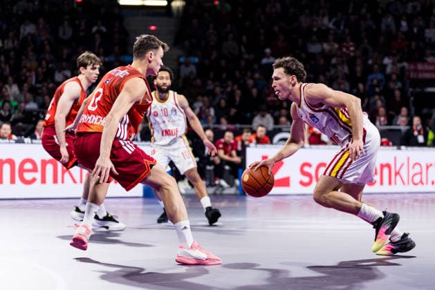 easyCredit Basketball Bundesliga, FC Bayern München - Fitness First Würzburg Baskets; 25.01.2026 Neno Dimitrijevic (FC Bayern München, 0), Brae Ivey (Fitness First Würzburg Baskets, 11) am Ball easyCredit Basketball Bundesliga, FC Bayern München - Fitness First Würzburg Baskets; München, BMW Park am 25.01.2026 Copyright: xBEAUTIFULxSPORTS Wunderlx