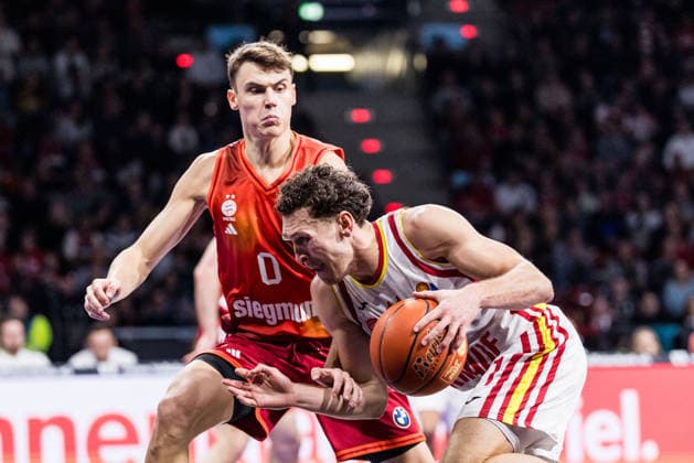 easyCredit Basketball Bundesliga, FC Bayern München - Fitness First Würzburg Baskets; 25.01.2026 Neno Dimitrijevic (FC Bayern München, 0), Brae Ivey (Fitness First Würzburg Baskets, 11) am Ball easyCredit Basketball Bundesliga, FC Bayern München - Fitness First Würzburg Baskets; München, BMW Park am 25.01.2026 Copyright: xBEAUTIFULxSPORTS Wunderlx
