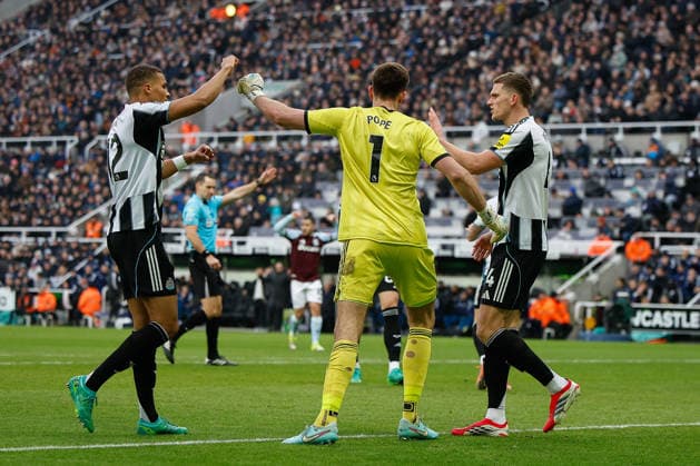Newcastle United v Aston Villa, Premier League Nick Pope of Newcastle United thanks Malick Thiaw and Sven Botman of Newcastle United for a vital challenge during the Premier League match between Newcastle United and Aston Villa at St. James s Park, Newcastle, UK on 25 January 2026. Newcastle St. James s Park Tyne and Wear UK Editorial use only DataCo restrictions apply See www.football-dataco.com , Copyright: xCraigxCowanx PSI-23611-0074