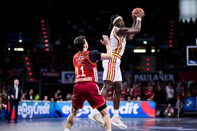 easyCredit Basketball Bundesliga, FC Bayern München - Fitness First Würzburg Baskets; 25.01.2026 Vladimir Lucic (FC Bayern München, 11), Charles Thompson (Fitness First Würzburg Baskets, 32) am Ball easyCredit Basketball Bundesliga, FC Bayern München - Fitness First Würzburg Baskets; München, BMW Park am 25.01.2026 Copyright: xBEAUTIFULxSPORTS Wunderlx