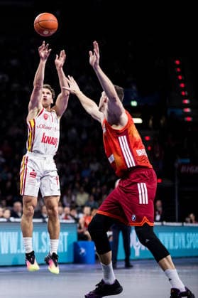 easyCredit Basketball Bundesliga, FC Bayern München - Fitness First Würzburg Baskets; 25.01.2026 Brae Ivey (Fitness First Würzburg Baskets, 11) im Wurf, Dreier, Johannes Voigtmann (FC Bayern München, 7) easyCredit Basketball Bundesliga, FC Bayern München - Fitness First Würzburg Baskets; München, BMW Park am 25.01.2026 Copyright: xBEAUTIFULxSPORTS Wunderlx