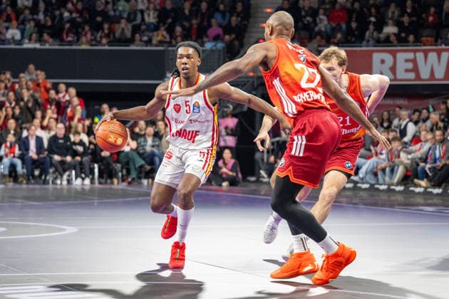 Marcus Carr 5 (Fitness First Wuerzburg Baskets), Isiaha Mike 22 (FC Bayern Basketball), FC Bayern Basketball vs. Fitness First Wuerzburg Baskets, BBL, Hauptrunde, 25.01.2026 Muenchen Bayern Deutschland