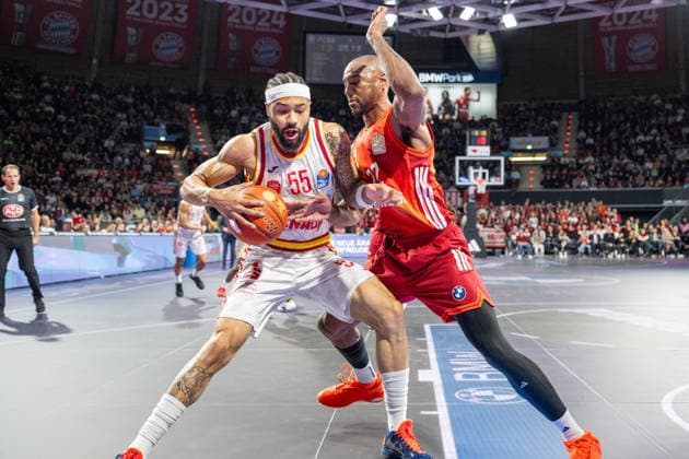 David Muenkat 55 (Fitness First Wuerzburg Baskets) im Zweikampf mit Isiaha Mike 22 (FC Bayern Basketball), FC Bayern Basketball vs. Fitness First Wuerzburg Baskets, BBL, Hauptrunde, 25.01.2026 Muenchen Bayern Deutschland