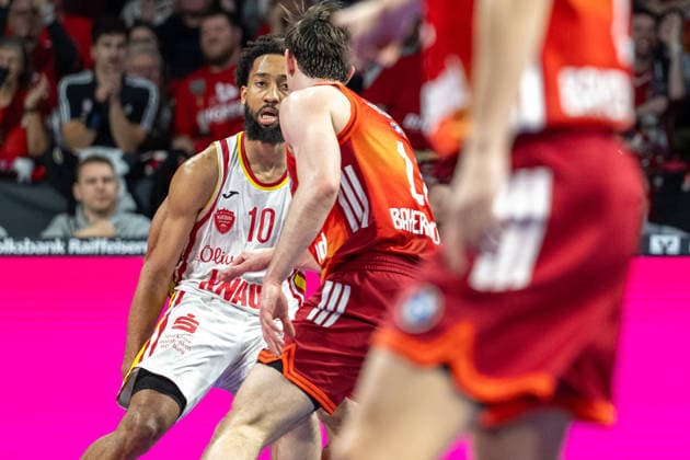Davion Mintz 10 (Fitness First Wuerzburg Baskets) im Zweikampf mit Vladimir Lucic 11 (FC Bayern Basketball), FC Bayern Basketball vs. Fitness First Wuerzburg Baskets, BBL, Hauptrunde, 25.01.2026 Muenchen Bayern Deutschland
