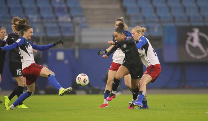 Foto : Vanessa Fürst ( Essen ) gegen Lotta WREDE (HSV) und BARTZ Fussball Pixel Bundesliga der Frauen am So. 25.01.2026 15. Spieltag Hamburger SV - SGS Essen