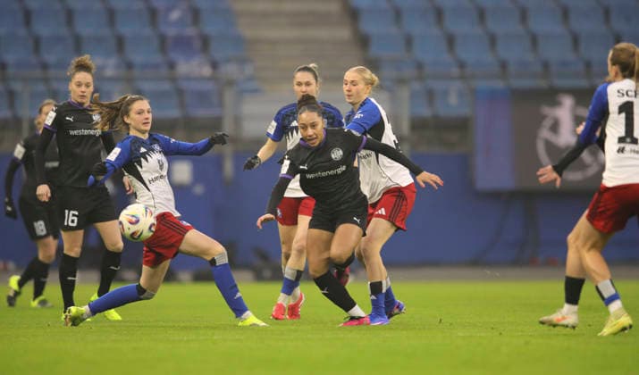 Foto : Vanessa Fürst ( Essen ) gegen Lotta WREDE (HSV) und BARTZ Fussball Pixel Bundesliga der Frauen am So. 25.01.2026 15. Spieltag Hamburger SV - SGS Essen