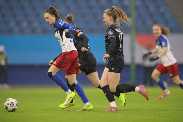 Foto : Lotta WREDE (HSV) gegen Maike Berentzen ( rechts , Essen ) Fussball Pixel Bundesliga der Frauen am So. 25.01.2026 15. Spieltag Hamburger SV - SGS Essen