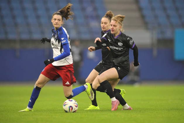 Foto : Lotta WREDE (HSV) gegen Maike Berentzen ( rechts , Essen ) und Jacqueline Meissner (hinten) Fussball Pixel Bundesliga der Frauen am So. 25.01.2026 15. Spieltag Hamburger SV - SGS Essen