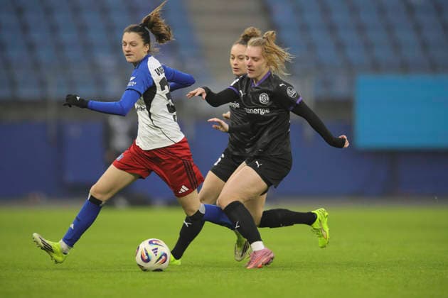 Foto : Lotta WREDE (HSV) gegen Maike Berentzen ( rechts , Essen ) Fussball Pixel Bundesliga der Frauen am So. 25.01.2026 15. Spieltag Hamburger SV - SGS Essen