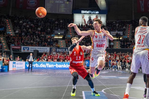 Andreas Obst 13 (FC Bayern Basketball) im Zweikampf mit Brae Ivey 11 (Fitness First Wuerzburg Baskets), FC Bayern Basketball vs. Fitness First Wuerzburg Baskets, BBL, Hauptrunde, 25.01.2026 Muenchen Bayern Deutschland