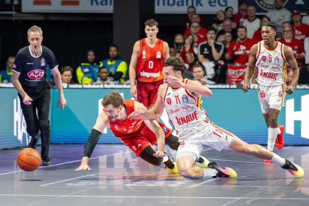 Andreas Obst 13 (FC Bayern Basketball) hechtet dem Ball bach, mit Brae Ivey 11 (Fitness First Wuerzburg Baskets), FC Bayern Basketball vs. Fitness First Wuerzburg Baskets, BBL, Hauptrunde, 25.01.2026 Muenchen Bayern Deutschland