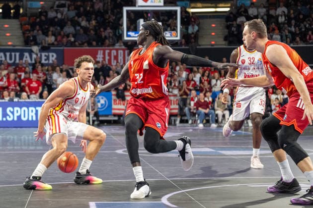 Brae Ivey 11 (Fitness First Wuerzburg Baskets), im Zweikampf mit Wenyen Gabriel 32 (FC Bayern Basketball), FC Bayern Basketball vs. Fitness First Wuerzburg Baskets, BBL, Hauptrunde, 25.01.2026 Muenchen Bayern Deutschland