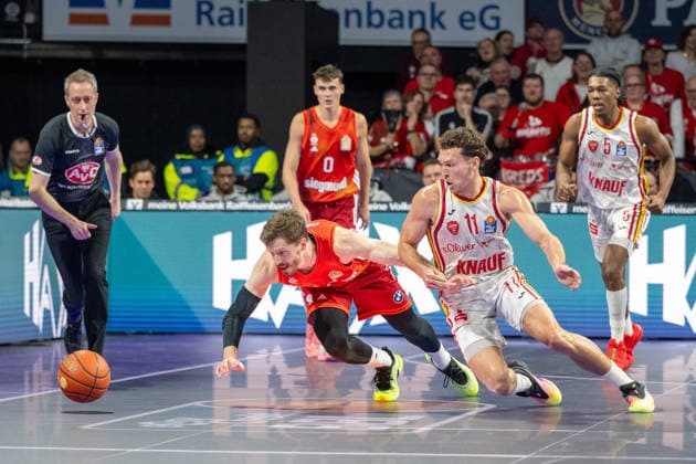 Andreas Obst 13 (FC Bayern Basketball) hechtet dem Ball bach, mit Brae Ivey 11 (Fitness First Wuerzburg Baskets), FC Bayern Basketball vs. Fitness First Wuerzburg Baskets, BBL, Hauptrunde, 25.01.2026 Muenchen Bayern Deutschland