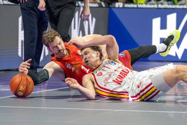 Andreas Obst 13 (FC Bayern Basketball) hechtet dem Ball bach, mit Brae Ivey 11 (Fitness First Wuerzburg Baskets), FC Bayern Basketball vs. Fitness First Wuerzburg Baskets, BBL, Hauptrunde, 25.01.2026 Muenchen Bayern Deutschland