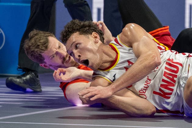 Andreas Obst 13 (FC Bayern Basketball) hechtet dem Ball bach, mit Brae Ivey 11 (Fitness First Wuerzburg Baskets), FC Bayern Basketball vs. Fitness First Wuerzburg Baskets, BBL, Hauptrunde, 25.01.2026 Muenchen Bayern Deutschland