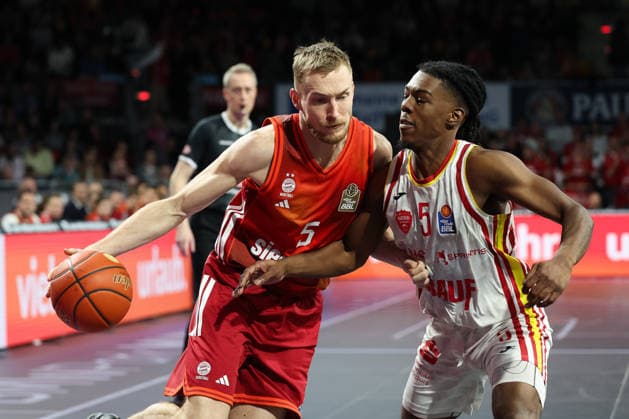 Niels Giffey (FC Bayern Basketball, 05) mit Marcus Carr (Fitness First Wuerzburg Baskets, 05), GER, FC Bayern Basketball vs. Fitness First Wuerzburg Baskets, Basketball, easycredit Basketball Bundesliga, 17. Spieltag, Saison 2025 2026, 25.01.2026, GER, FC Bayern Basketball vs. Fitness First Wuerzburg Baskets, Basketball, easycredit Basketball Bundesliga, 17. Spieltag, Saison 2025 2026, 25.01.2026 Muenchen Copyright: xEibner-Pressefoto JennixMaulx EP_JML