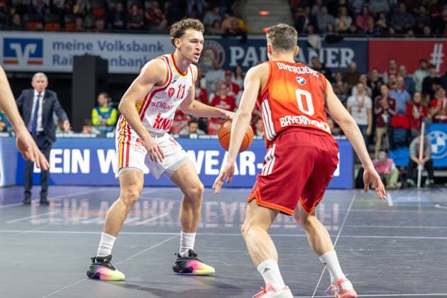 Brae Ivey 11 (Fitness First Wuerzburg Baskets) im Zweikampf mit Neno Dimitrijevic 0 (FC Bayern Basketball), FC Bayern Basketball vs. Fitness First Wuerzburg Baskets, BBL, Hauptrunde, 25.01.2026 Muenchen Bayern Deutschland