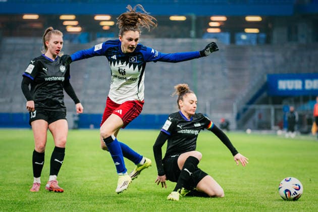 Google Pixel Frauen-Bundesliga: Hamburger SV vs. SGS Essen, 25.01.2026 Lotta Wrede (Hamburger SV, 32) gegen Jacqueline Meißner (SGS Essen, 16); Fußball, Google Pixel Frauen-Bundesliga, 15. Spieltag: Hamburger SV vs. SGS Essen am 25.01.2026 im Volksparkstadion, Hamburg DFB REGULATIONS PROHIBIT ANY USE OF PHOTOGRAPHS AS IMAGE SEQUENCES AND OR QUASI-VIDEO. Copyright: xBEAUTIFULxSPORTS Tonhäuserx