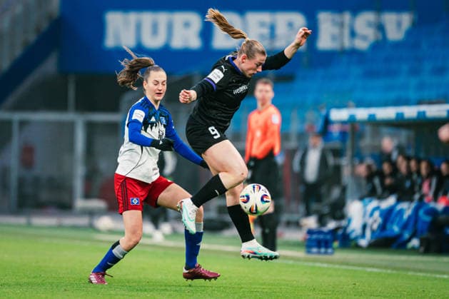 Google Pixel Frauen-Bundesliga: Hamburger SV vs. SGS Essen, 25.01.2026 Ramona Maier (SGS Essen, 9) gegen Emilia Hirche (Hamburger SV, 20); Fußball, Google Pixel Frauen-Bundesliga, 15. Spieltag: Hamburger SV vs. SGS Essen am 25.01.2026 im Volksparkstadion, Hamburg DFB REGULATIONS PROHIBIT ANY USE OF PHOTOGRAPHS AS IMAGE SEQUENCES AND OR QUASI-VIDEO. Copyright: xBEAUTIFULxSPORTS Tonhäuserx