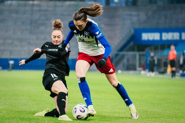 Google Pixel Frauen-Bundesliga: Hamburger SV vs. SGS Essen, 25.01.2026 Lotta Wrede (Hamburger SV, 32) gegen Jacqueline Meißner (SGS Essen, 16); Fußball, Google Pixel Frauen-Bundesliga, 15. Spieltag: Hamburger SV vs. SGS Essen am 25.01.2026 im Volksparkstadion, Hamburg DFB REGULATIONS PROHIBIT ANY USE OF PHOTOGRAPHS AS IMAGE SEQUENCES AND OR QUASI-VIDEO. Copyright: xBEAUTIFULxSPORTS Tonhäuserx