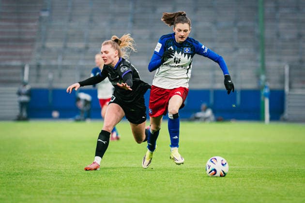Google Pixel Frauen-Bundesliga: Hamburger SV vs. SGS Essen, 25.01.2026 Lotta Wrede (Hamburger SV, 32) im Laufduell gegen Lany Mia Bäcker (SGS Essen, 26); Fußball, Google Pixel Frauen-Bundesliga, 15. Spieltag: Hamburger SV vs. SGS Essen am 25.01.2026 im Volksparkstadion, Hamburg DFB REGULATIONS PROHIBIT ANY USE OF PHOTOGRAPHS AS IMAGE SEQUENCES AND OR QUASI-VIDEO. Copyright: xBEAUTIFULxSPORTS Tonhäuserx