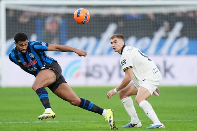 Atalanta s Isak Hien fights for the ball with Parma™s Mateo Pellegrino during the Serie A soccer match between Atalanta and Parma at the New Balance Stadium in Bergamo , north Italy - Sunday , January 25 , 2026. - Soccer .  Copyright: xSpada LaPressex