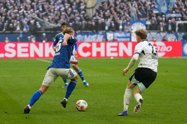 Deutschland: Fussball 2. Bundesliga, Saison 2025 26, 19. Spieltag - FC Schalke 04 vs 1. FC Kaiserslautern, 25.01.2026, Veltins Arena (Gelsenkirchen, Nordrhein-Westfalen) Timo Becker (FC Schalke 04, 5) Afeez Aremu (1. FC Kaiserslautern, 23)