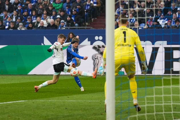 Deutschland: Fussball 2. Bundesliga, Saison 2025 26, 19. Spieltag - FC Schalke 04 vs 1. FC Kaiserslautern, 25.01.2026, Veltins Arena (Gelsenkirchen, Nordrhein-Westfalen) Finn Porath (FC Schalke 04, 27) Julian Krahl (1. FC Kaiserslautern, 1)