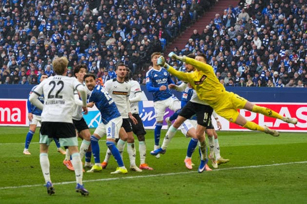 Deutschland: Fussball 2. Bundesliga, Saison 2025 26, 19. Spieltag - FC Schalke 04 vs 1. FC Kaiserslautern, 25.01.2026, Veltins Arena (Gelsenkirchen, Nordrhein-Westfalen) Julian Krahl (1. FC Kaiserslautern, 1) Atanas Chernev (1. FC Kaiserslautern, 16) Mika Haas (1. FC Kaiserslautern, 22) Moussa Sylla (FC Schalke 04, 9)