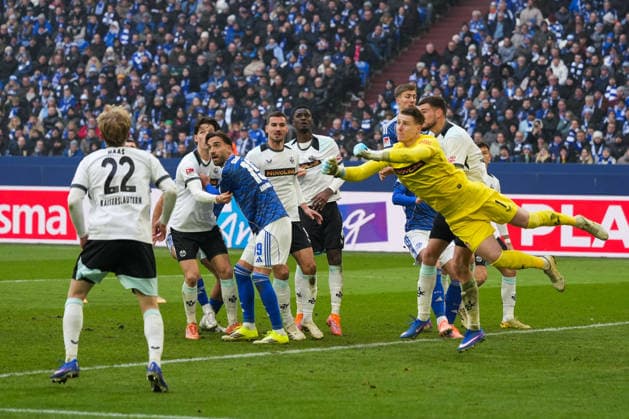 Deutschland: Fussball 2. Bundesliga, Saison 2025 26, 19. Spieltag - FC Schalke 04 vs 1. FC Kaiserslautern, 25.01.2026, Veltins Arena (Gelsenkirchen, Nordrhein-Westfalen) Julian Krahl (1. FC Kaiserslautern, 1) Atanas Chernev (1. FC Kaiserslautern, 16) Mika Haas (1. FC Kaiserslautern, 22) Moussa Sylla (FC Schalke 04, 9)