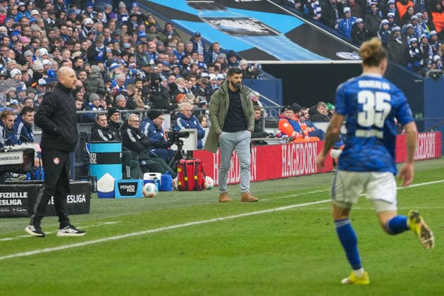 Deutschland: Fussball 2. Bundesliga, Saison 2025 26, 19. Spieltag - FC Schalke 04 vs 1. FC Kaiserslautern, 25.01.2026, Veltins Arena (Gelsenkirchen, Nordrhein-Westfalen) Miron MusliÄ‡, Miron Muslic (FC Schalke 04 Trainer) Torsten Lieberknecht (1. FC Kaiserslautern Trainer) Mika Wallentowitz (FC Schalke 04, 35)