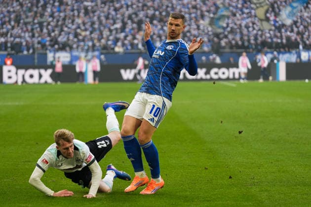 Deutschland: Fussball 2. Bundesliga, Saison 2025 26, 19. Spieltag - FC Schalke 04 vs 1. FC Kaiserslautern, 25.01.2026, Veltins Arena (Gelsenkirchen, Nordrhein-Westfalen) Edin DÅ¾eko, Edin Dzeko (FC Schalke 04, 10) Mika Haas (1. FC Kaiserslautern, 22)