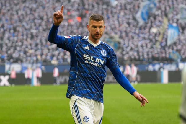 Deutschland: Fussball 2. Bundesliga, Saison 2025 26, 19. Spieltag - FC Schalke 04 vs 1. FC Kaiserslautern, 25.01.2026, Veltins Arena (Gelsenkirchen, Nordrhein-Westfalen) Edin DÅ¾eko, Edin Dzeko (FC Schalke 04, 10) Geste, Finger zeig