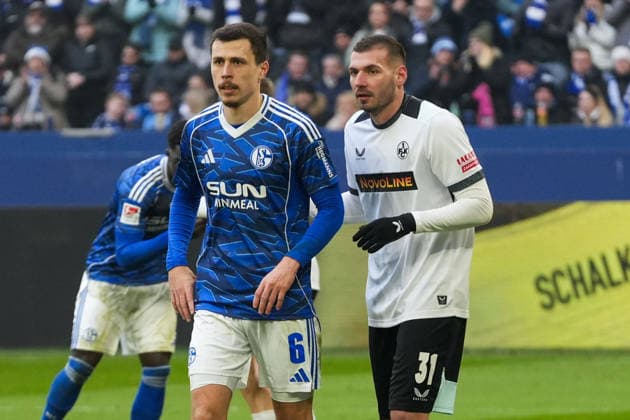 Deutschland: Fussball 2. Bundesliga, Saison 2025 26, 19. Spieltag - FC Schalke 04 vs 1. FC Kaiserslautern, 25.01.2026, Veltins Arena (Gelsenkirchen, Nordrhein-Westfalen) Ron Schallenberg (FC Schalke 04, 6) Luca Sirch (1. FC Kaiserslautern, 31)