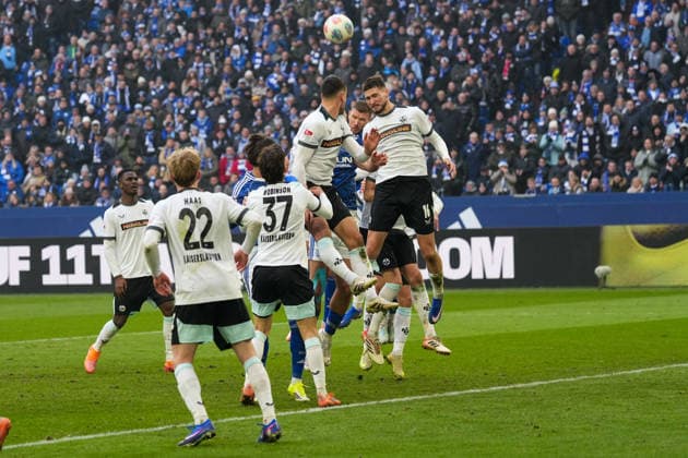 Deutschland: Fussball 2. Bundesliga, Saison 2025 26, 19. Spieltag - FC Schalke 04 vs 1. FC Kaiserslautern, 25.01.2026, Veltins Arena (Gelsenkirchen, Nordrhein-Westfalen) Atanas Chernev (1. FC Kaiserslautern, 16) Leon Robinson (1. FC Kaiserslautern, 37) Mika Haas (1. FC Kaiserslautern, 22)