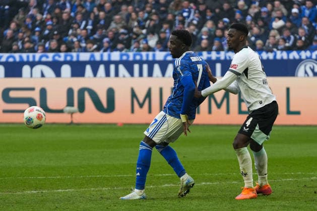 Deutschland: Fussball 2. Bundesliga, Saison 2025 26, 19. Spieltag - FC Schalke 04 vs 1. FC Kaiserslautern, 25.01.2026, Veltins Arena (Gelsenkirchen, Nordrhein-Westfalen) Christian Gomis (FC Schalke 04, 7) Maxwell Gyamfi (1. FC Kaiserslautern, 4)