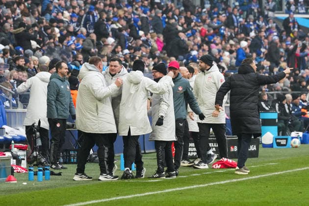 Deutschland: Fussball 2. Bundesliga, Saison 2025 26, 19. Spieltag - FC Schalke 04 vs 1. FC Kaiserslautern, 25.01.2026, Veltins Arena (Gelsenkirchen, Nordrhein-Westfalen) Jubel der Ersatzbank nach dem Treffer zum 2:0 von Ivan Prtajin (1. FC Kaiserslautern, 9)