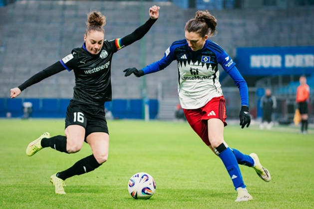 Google Pixel Frauen-Bundesliga: Hamburger SV vs. SGS Essen, 25.01.2026 Lotta Wrede (Hamburger SV, 32) gegen Jacqueline Meißner (SGS Essen, 16); Fußball, Google Pixel Frauen-Bundesliga, 15. Spieltag: Hamburger SV vs. SGS Essen am 25.01.2026 im Volksparkstadion, Hamburg DFB REGULATIONS PROHIBIT ANY USE OF PHOTOGRAPHS AS IMAGE SEQUENCES AND OR QUASI-VIDEO. Copyright: xBEAUTIFULxSPORTS Tonhäuserx