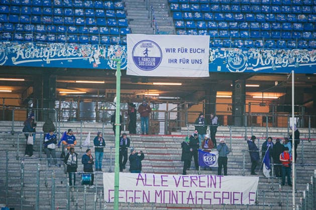 Google Pixel Frauen-Bundesliga: Hamburger SV vs. SGS Essen, 25.01.2026 Die SGS Essen Fans mit der Botschaft Alle Vereint, Gegen Montagsspiele ; Fußball, Google Pixel Frauen-Bundesliga, 15. Spieltag: Hamburger SV vs. SGS Essen am 25.01.2026 im Volksparkstadion, Hamburg DFB REGULATIONS PROHIBIT ANY USE OF PHOTOGRAPHS AS IMAGE SEQUENCES AND OR QUASI-VIDEO. Copyright: xBEAUTIFULxSPORTS Tonhäuserx