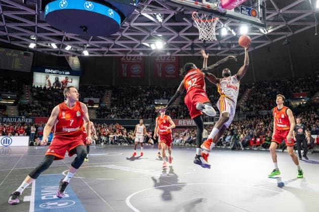 Johannes Voigtmann 7 (FC Bayern Basketball), Wenyen Gabriel 32 (FC Bayern Basketball) im Zweikampf mit Eddy Edigin 27 (Fitness First Wuerzburg Baskets), FC Bayern Basketball vs. Fitness First Wuerzburg Baskets, BBL, Hauptrunde, 25.01.2026 Muenchen Bayern Deutschland