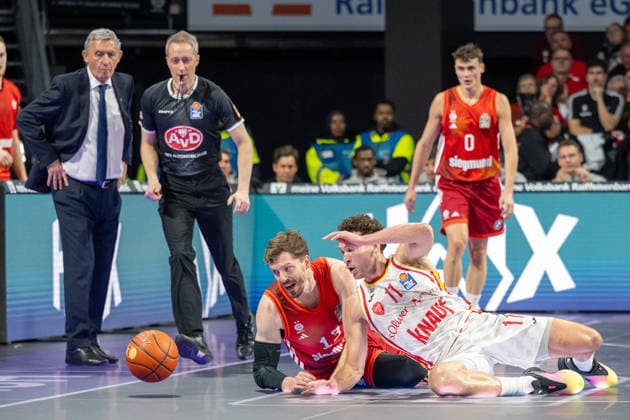 Andreas Obst 13 (FC Bayern Basketball) hechtet dem Ball bach, mit Brae Ivey 11 (Fitness First Wuerzburg Baskets), FC Bayern Basketball vs. Fitness First Wuerzburg Baskets, BBL, Hauptrunde, 25.01.2026 Muenchen Bayern Deutschland