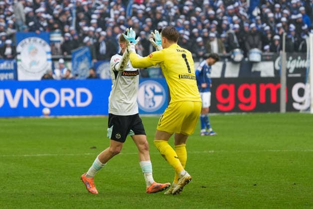 Deutschland: Fussball 2. Bundesliga, Saison 2025 26, 19. Spieltag - FC Schalke 04 vs 1. FC Kaiserslautern, 25.01.2026, Veltins Arena (Gelsenkirchen, Nordrhein-Westfalen) Julian Krahl (1. FC Kaiserslautern, 1) Jubel nach dem Treffer zum 2:0 von Ivan Prtajin (1. FC Kaiserslautern, 9)