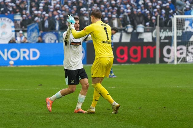 Deutschland: Fussball 2. Bundesliga, Saison 2025 26, 19. Spieltag - FC Schalke 04 vs 1. FC Kaiserslautern, 25.01.2026, Veltins Arena (Gelsenkirchen, Nordrhein-Westfalen) Julian Krahl (1. FC Kaiserslautern, 1) Jubel nach dem Treffer zum 2:0 von Ivan Prtajin (1. FC Kaiserslautern, 9)